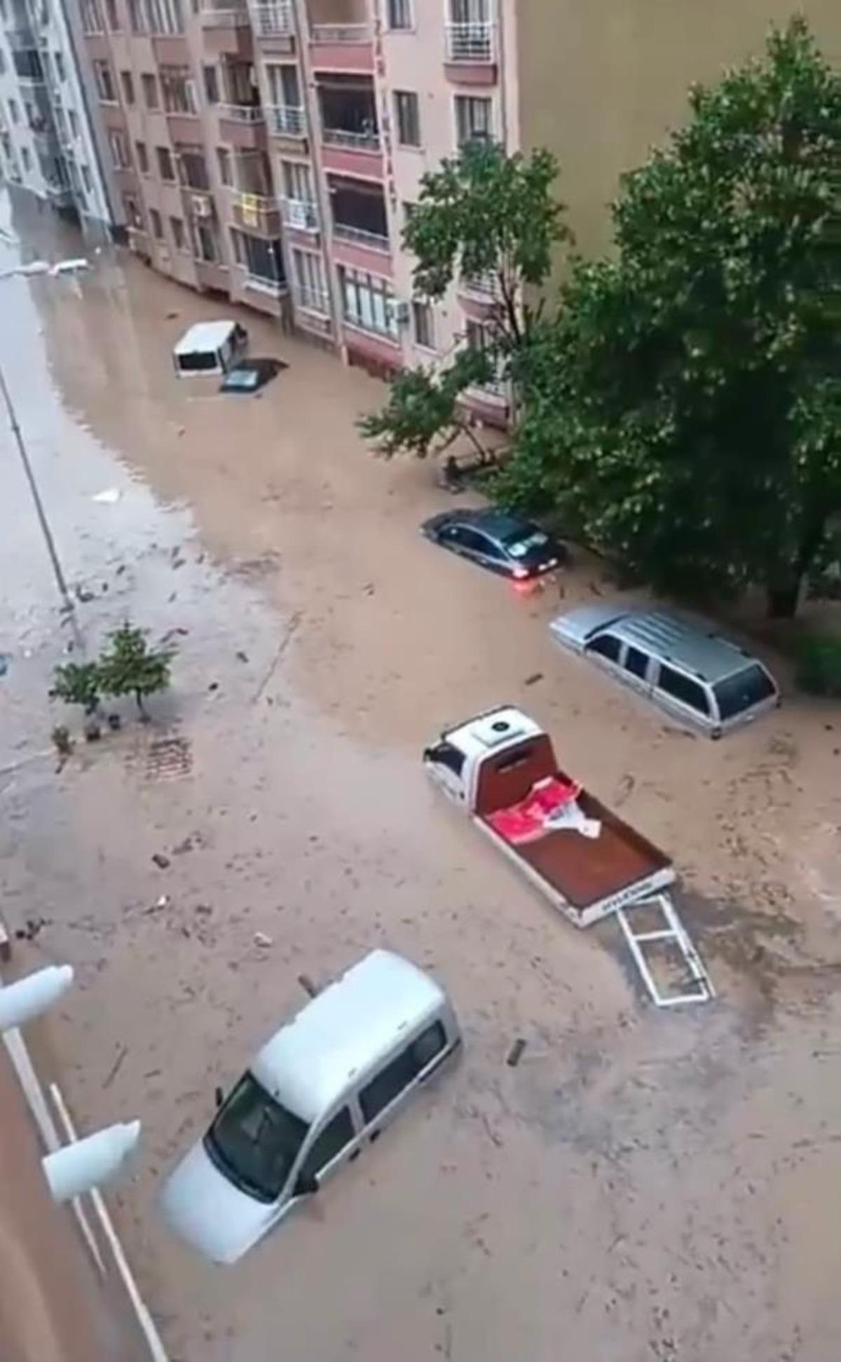 Kastamonu da şiddetli sağanak! Ev ve iş yerlerini su bastı, vatandaşlar tahliye edildi 1