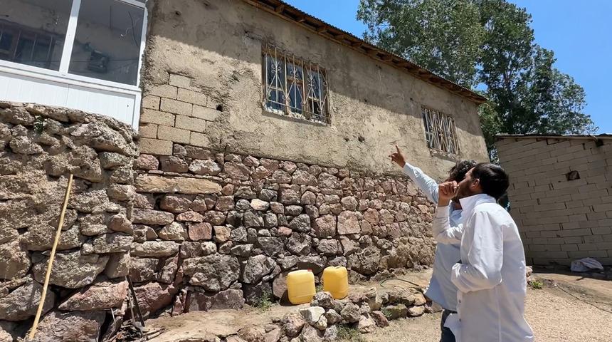 Evleri yılan yuvasına d&ouml;nd&uuml;! Mimarisi yılanları kendine &ccedil;ekiyor olabilir