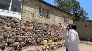 Evleri yılan yuvasına döndü! Mimarisi yılanları kendine çekiyor olabilir