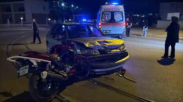 Otomobil ve motosiklet kafa kafaya çarpıştı: 2 yaralı 4