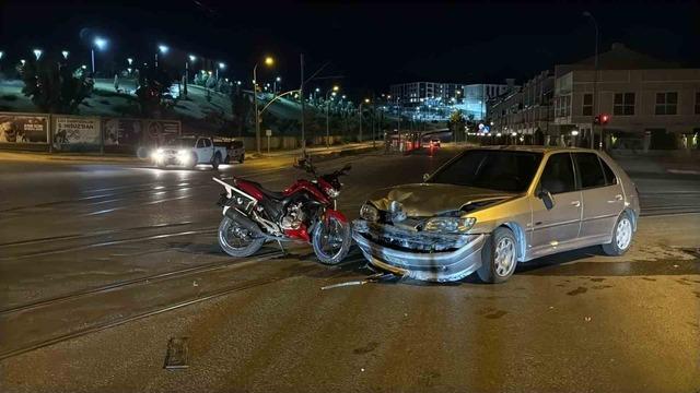 Otomobil ve motosiklet kafa kafaya çarpıştı: 2 yaralı 3