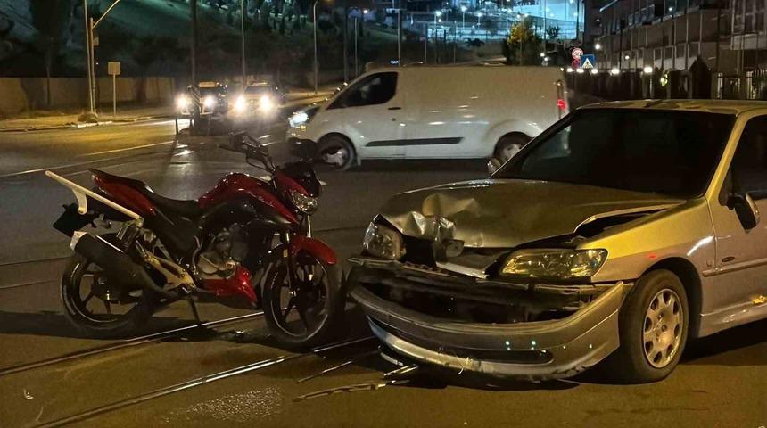 Otomobil ve motosiklet kafa kafaya &ccedil;arpıştı: 2 yaralı