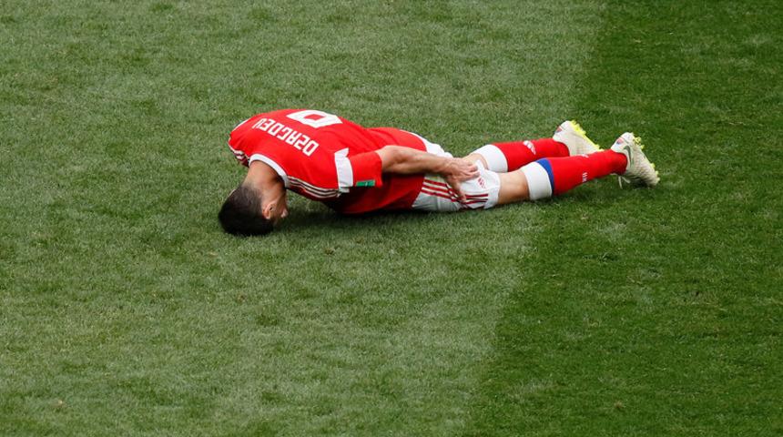 Rusya - Suudi Arabistan maçında sakatlanan Dzagoev oyuna devam edemedi!