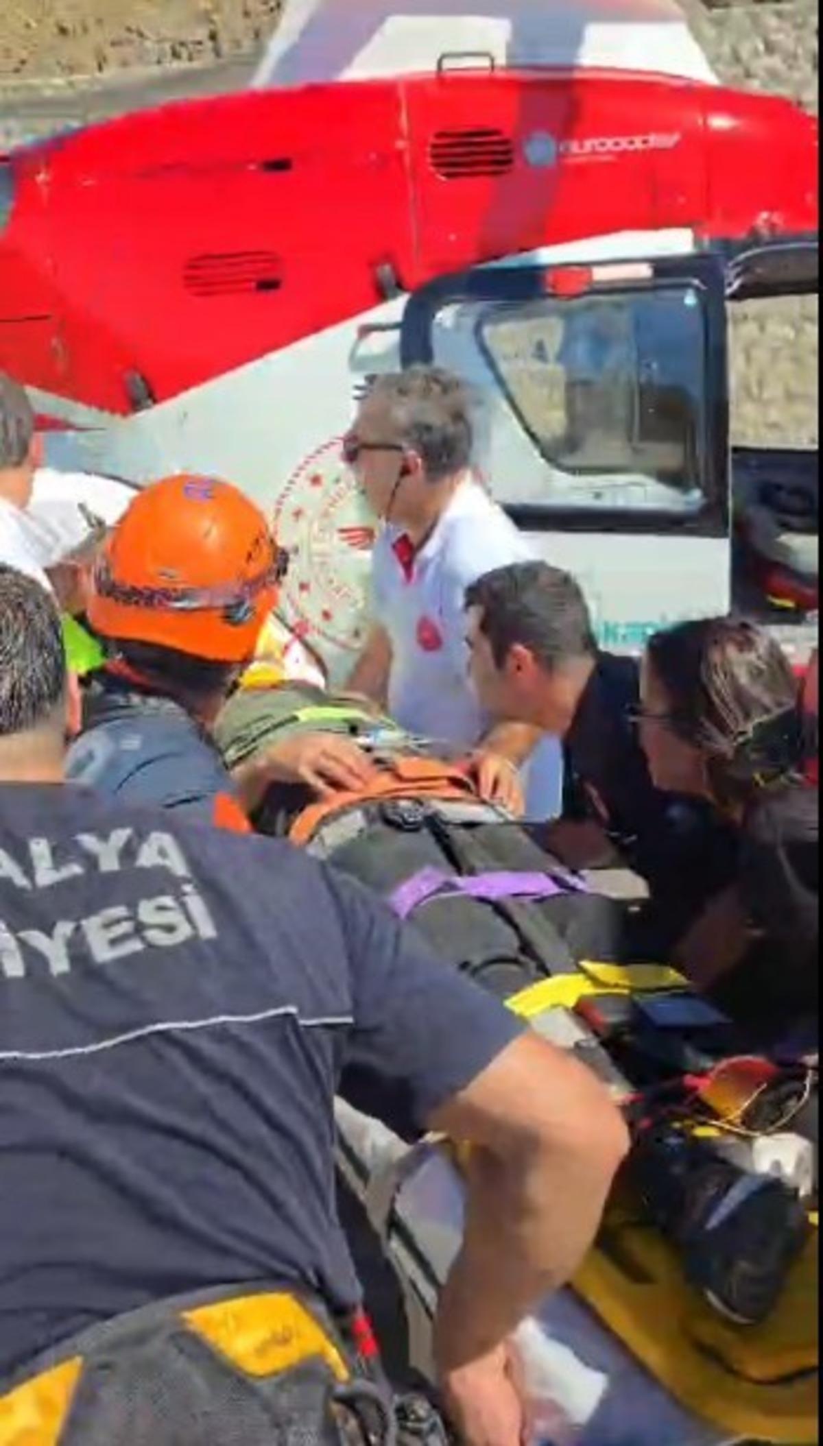 Son dakika | Biri hamile! Antalya da 7 kişili araç uçuruma yuvarlandı: 5 ölü, 2 yaralı 3