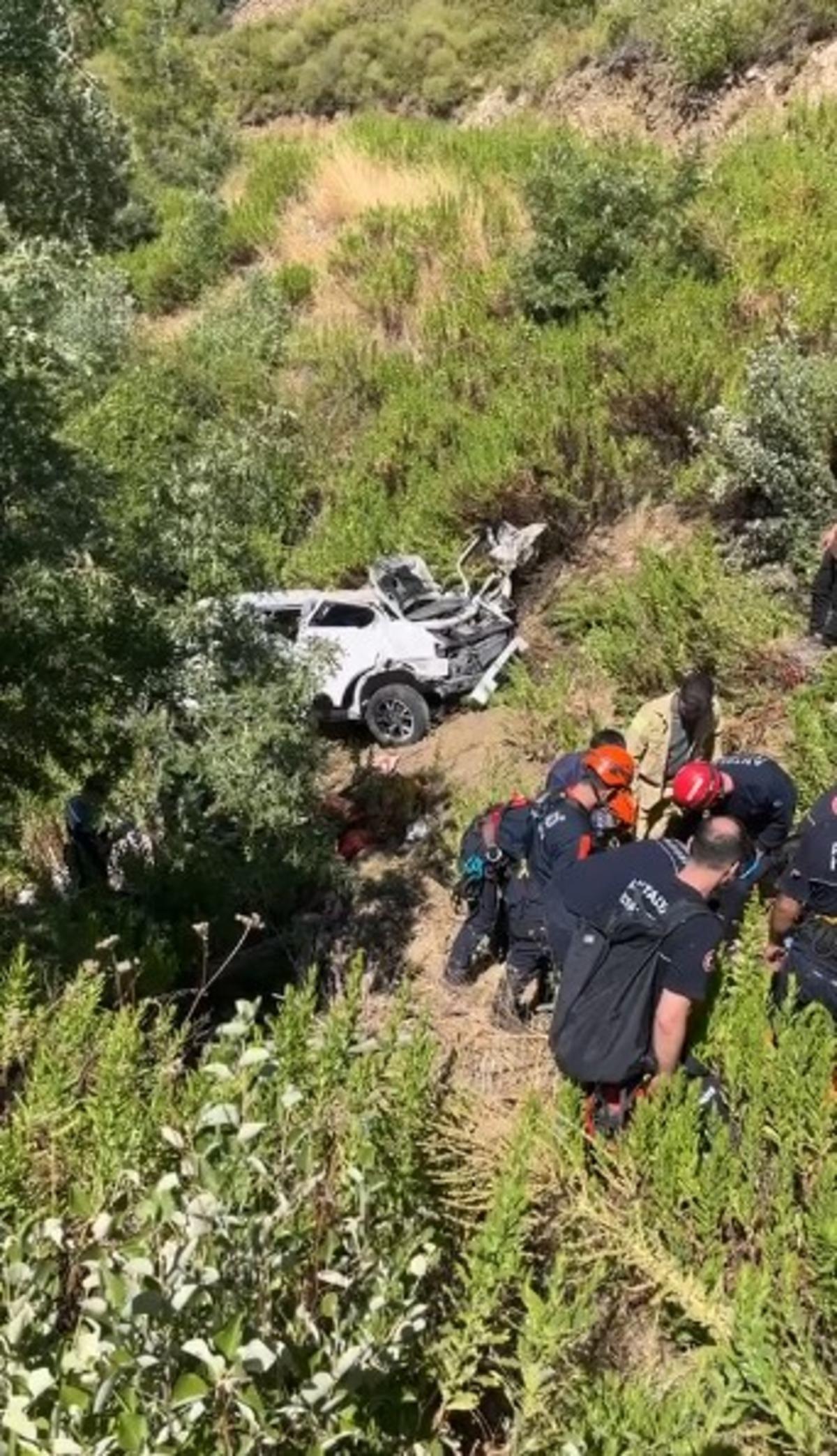Son dakika | Biri hamile! Antalya da 7 kişili araç uçuruma yuvarlandı: 5 ölü, 2 yaralı 4