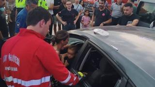Araçta kilitli kalan çocuk camın kırılmasıyla kurtarıldı