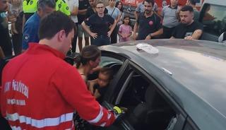 Ara&ccedil;ta kilitli kalan &ccedil;ocuk camın kırılmasıyla kurtarıldı