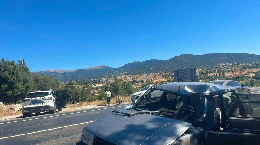 Seydikemer&rsquo;de otomobil ile motosiklet &ccedil;arpıştı: 1 &ouml;l&uuml;, 2 yaralı