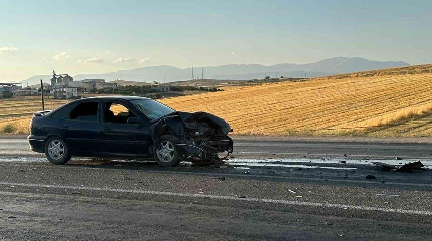 İki otomobilin &ccedil;arpıştığı kazada 4 kişi yaralandı