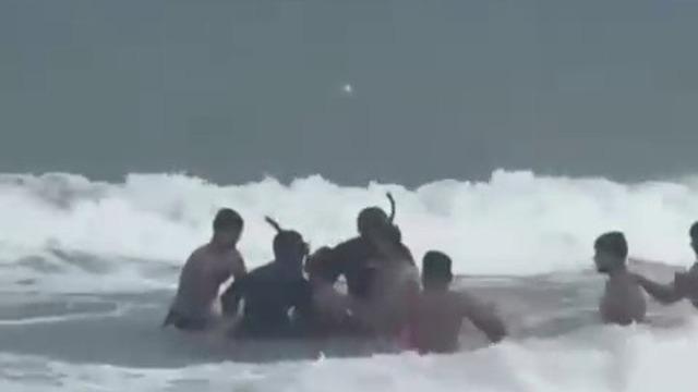 Uyarılara aldırış etmeyen 17 yaşındaki çocuk dalgalara kapılarak öldü