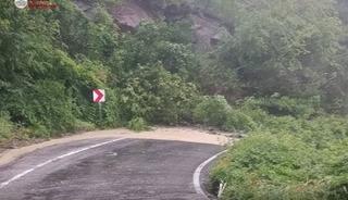 Heyelan nedeniyle ulaşıma kapanan Cide-Doğanyurt yolu ulaşıma a&ccedil;ıldı
