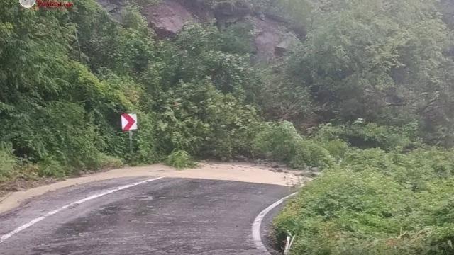 Heyelan nedeniyle ulaşıma kapanan Cide-Doğanyurt yolu ulaşıma açıldı