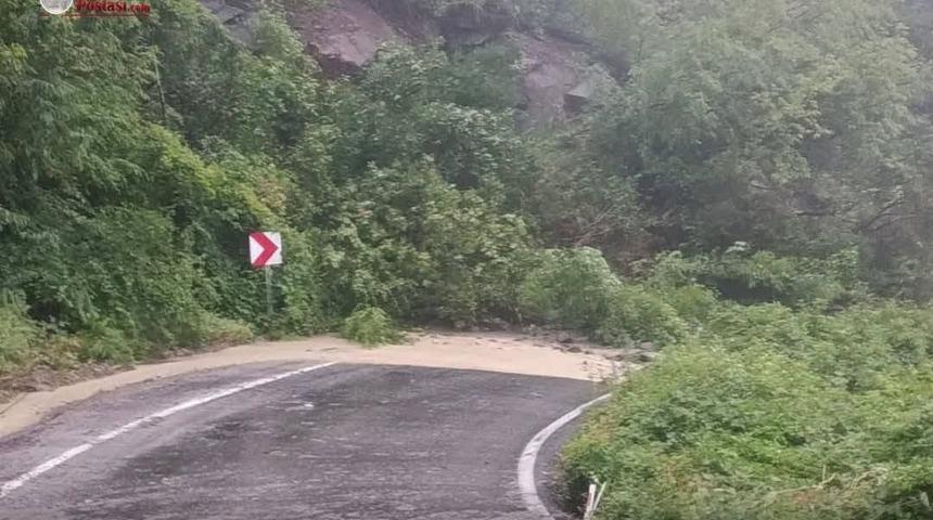 Heyelan nedeniyle ulaşıma kapanan Cide-Doğanyurt yolu ulaşıma a&ccedil;ıldı