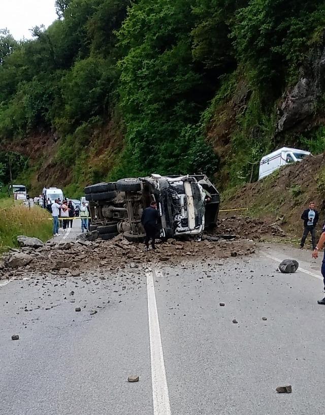 Hafriyat kamyonu yola devrildi: 1 yaralı 1