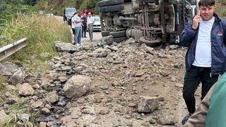 Hafriyat kamyonu yola devrildi: 1 yaralı