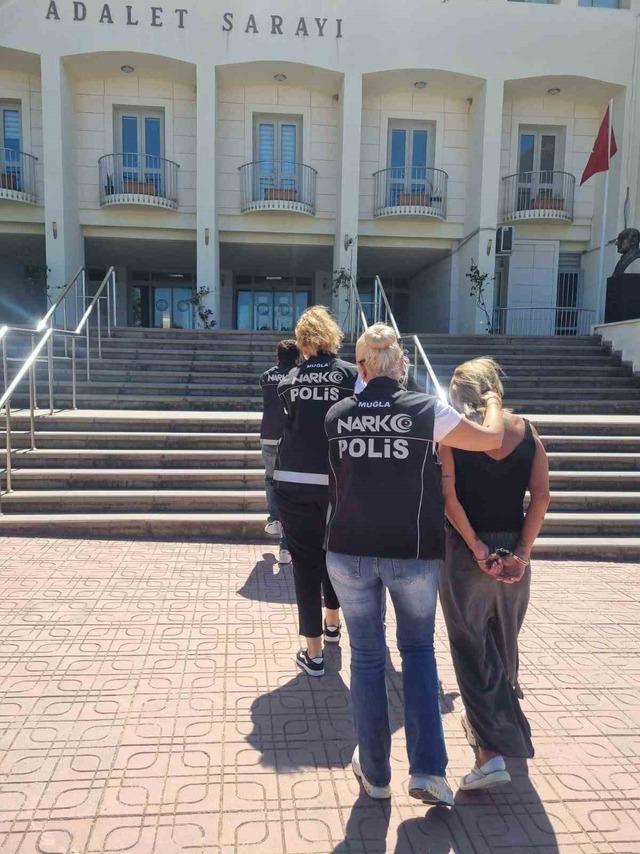 Uyuşturucu tacirlerine ağır darbe: 900 gram skunk, kokain ve pres makinesi ele geçirildi 1