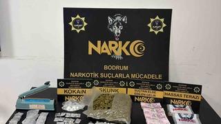 Uyuşturucu tacirlerine ağır darbe: 900 gram skunk, kokain ve pres makinesi ele geçirildi
