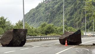 Rize'de kaya par&ccedil;aları Karadeniz Sahil Yolu'na d&uuml;şt&uuml;
