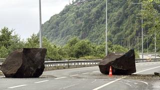 Rize'de kaya parçaları Karadeniz Sahil Yolu'na düştü