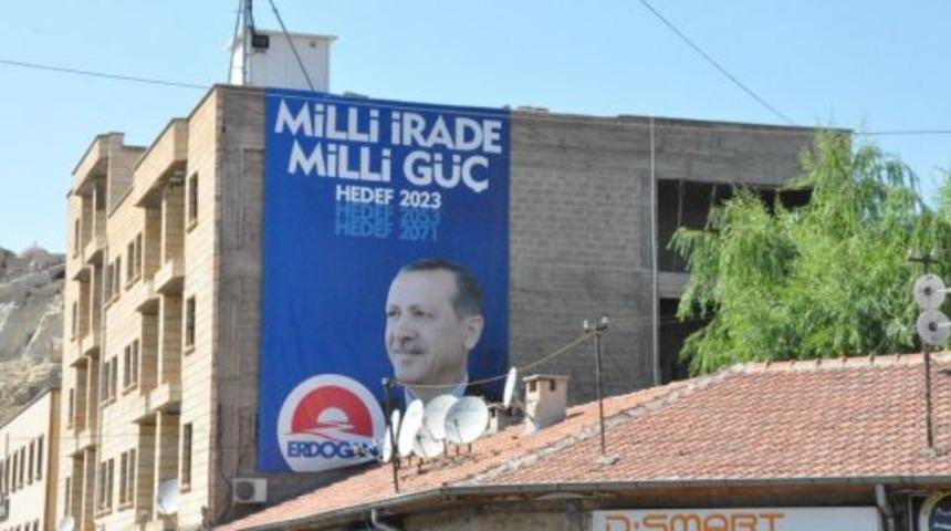 Antalya'da Erdoğan afişleri toplatıldı