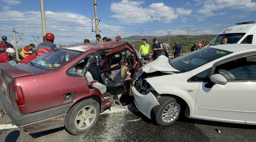 Sakarya'da iki otomobil &ccedil;arpıştı: 1'i bebek 7 yaralı
