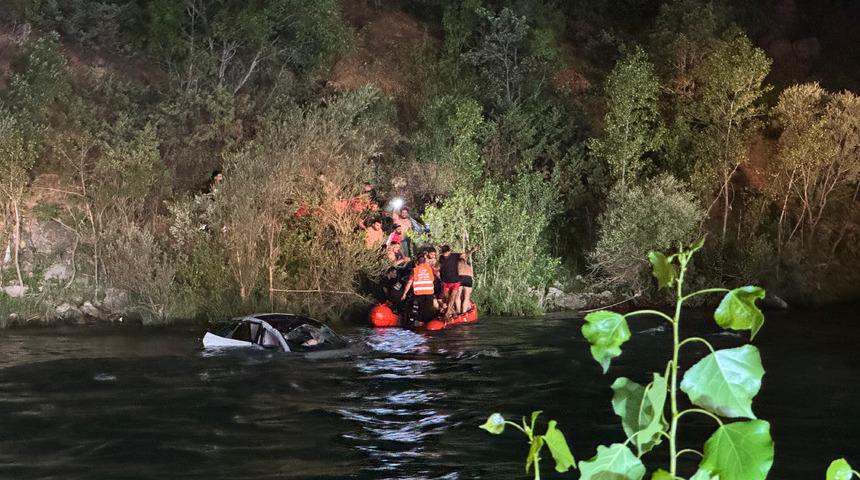 Tunceli'de Munzur &Ccedil;ayı'na d&uuml;şen otomobilin s&uuml;r&uuml;c&uuml;s&uuml; hastanede yaşamını yitirdi