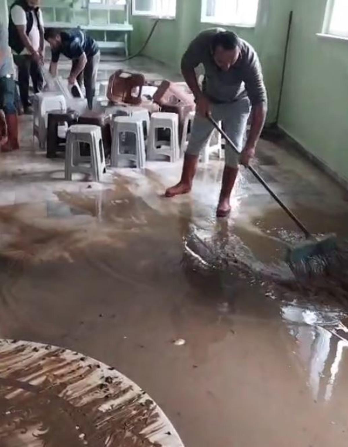 Kastamonu da sağanak kabusa d&ouml;nd&uuml;! 12 kişi tahliye edildi, k&ouml;y yemekhanesini su bastı 8
