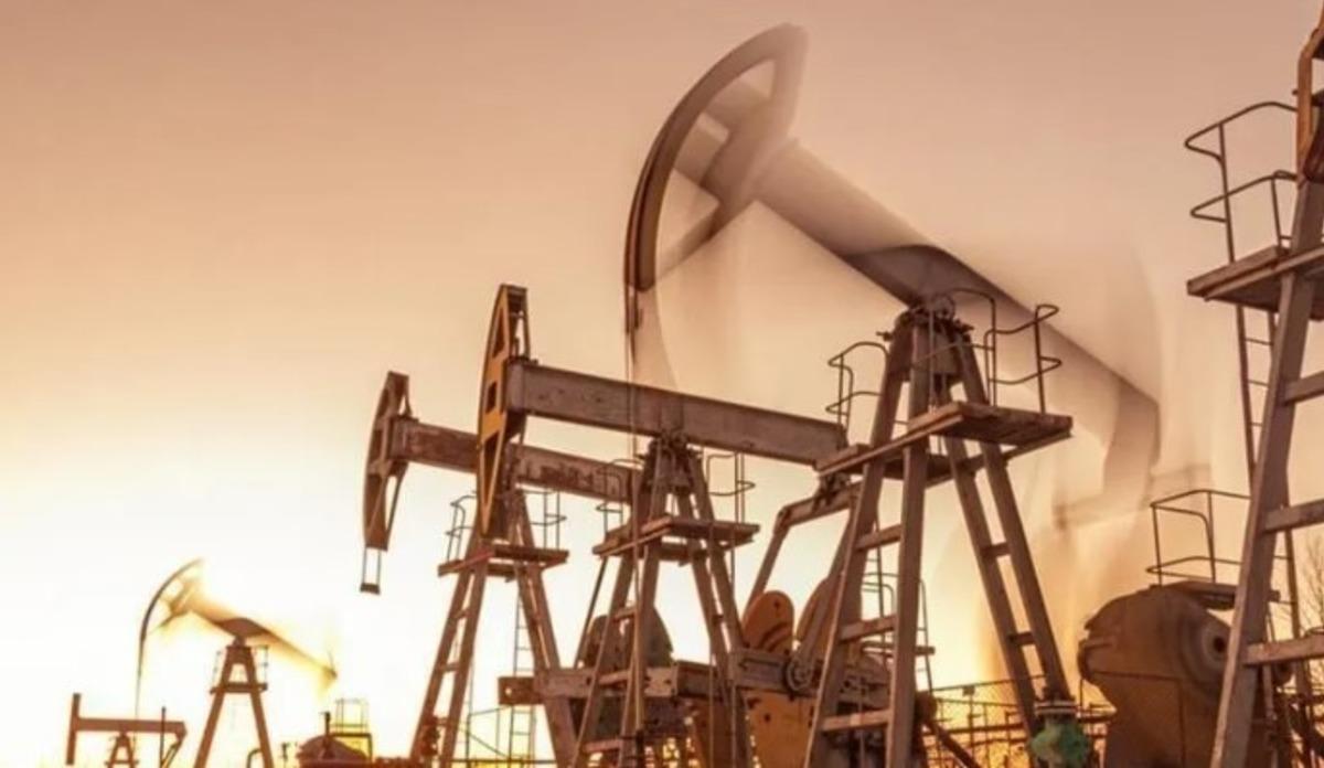 Petrol sert d&uuml;şt&uuml;: Akaryakıt fiyatlarında indirim beklentisi 2