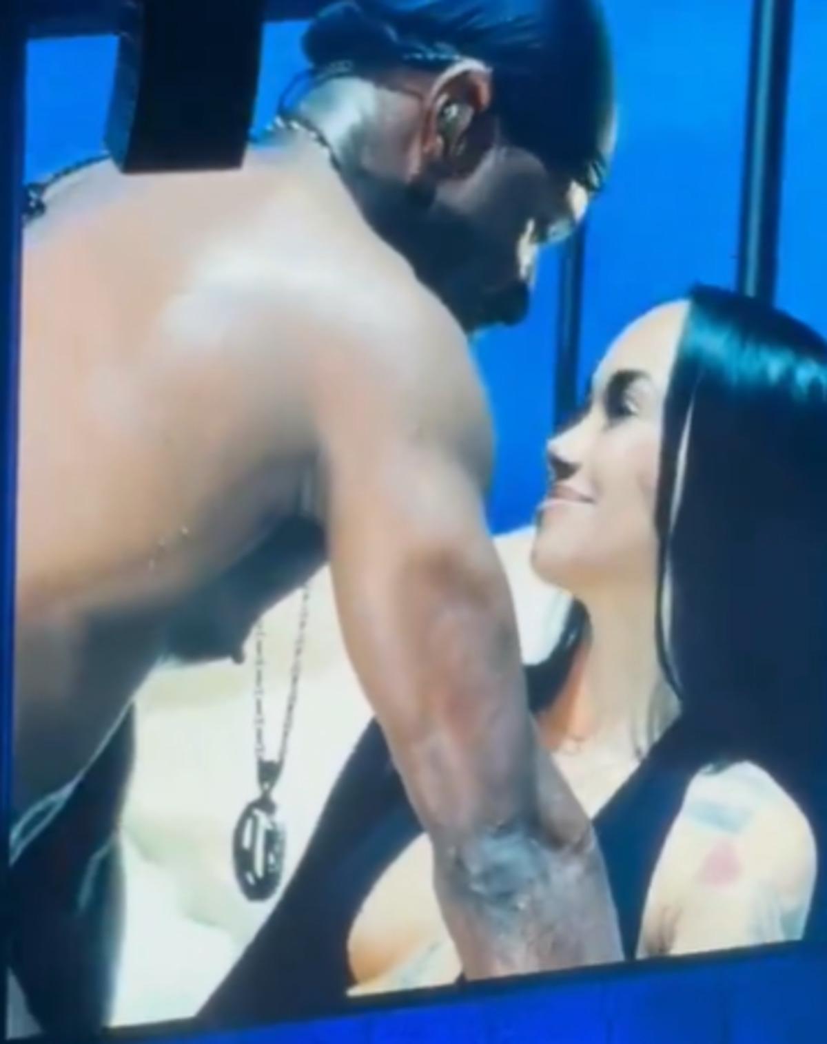 Usher kadın hayranını sahnedeki yatağa g&ouml;t&uuml;rd&uuml;! Yakınlığını beğenmeyince... 1