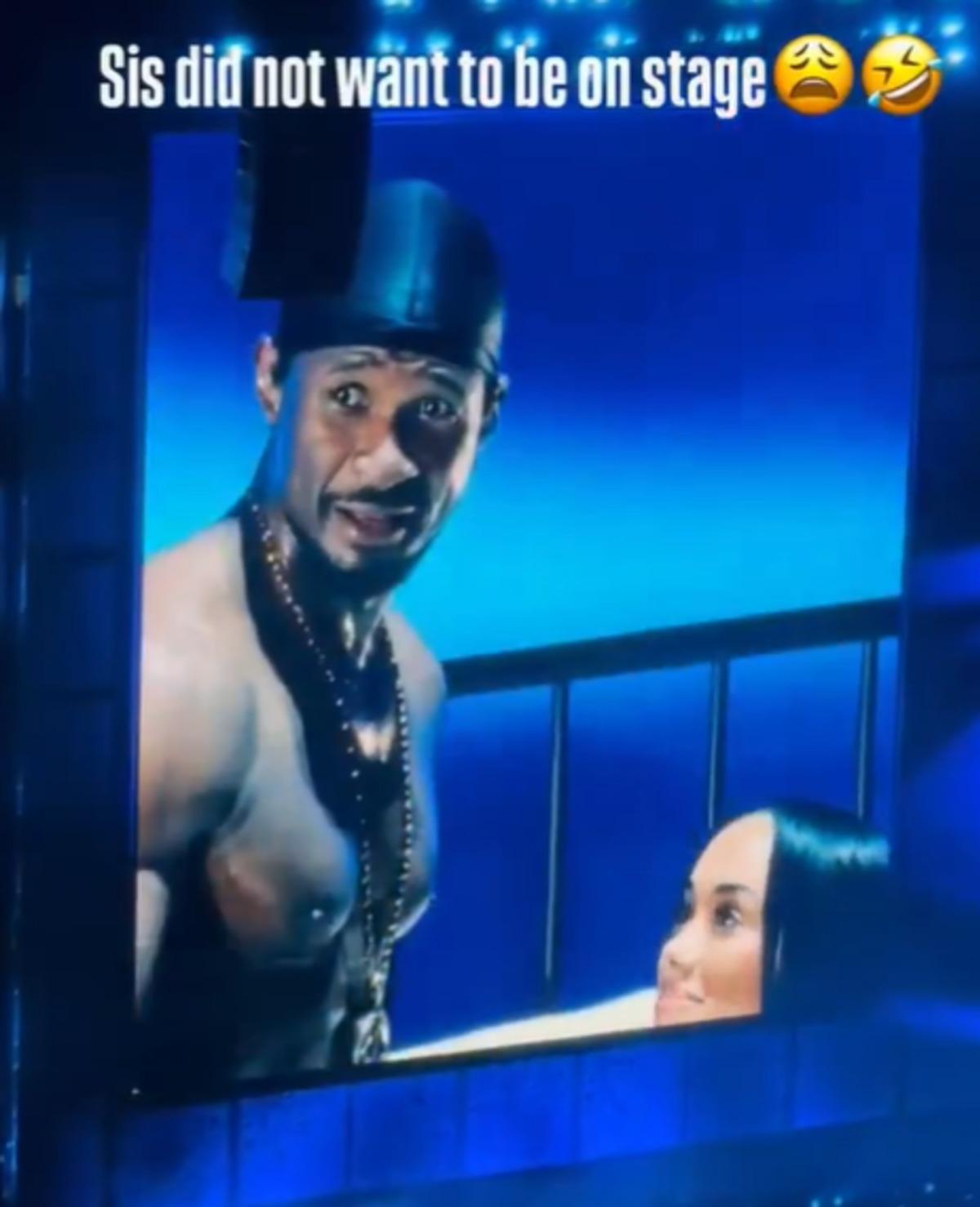 Usher kadın hayranını sahnedeki yatağa g&ouml;t&uuml;rd&uuml;! Yakınlığını beğenmeyince... 2
