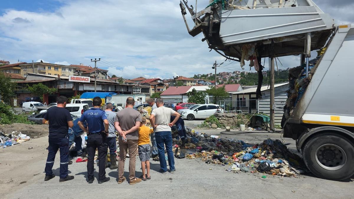 Yanlışlıkla &ccedil;&ouml;pe atılan &ccedil;antadan servet &ccedil;ıktı! Altınları bakın nasıl buldular 3
