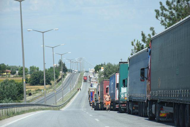 TIR sürücüleri kuyrukta bayramlaştı