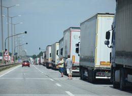 TIR sürücüleri kuyrukta bayramlaştı