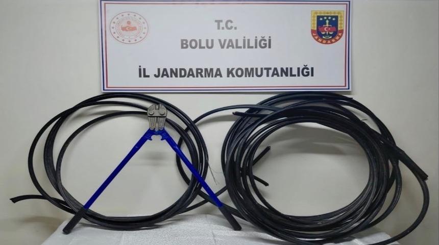 Bolu&rsquo;da kablo hırsızlığı ş&uuml;phelisi &ccedil;aldığı kablolarla yakalandı