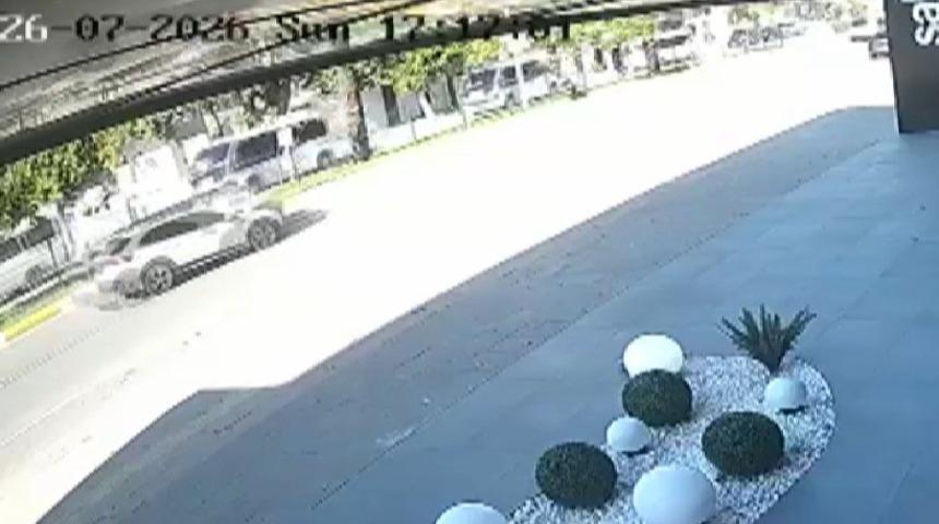 Antalya&rsquo;da ani manevra kazayı beraberinde getirdi: 3 yaralı
