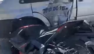 Dolmuşa yandan &ccedil;arpan motosikletin s&uuml;r&uuml;c&uuml;s&uuml; yaralandı