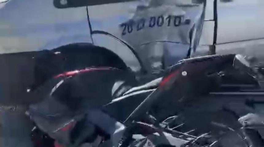 Dolmuşa yandan &ccedil;arpan motosikletin s&uuml;r&uuml;c&uuml;s&uuml; yaralandı