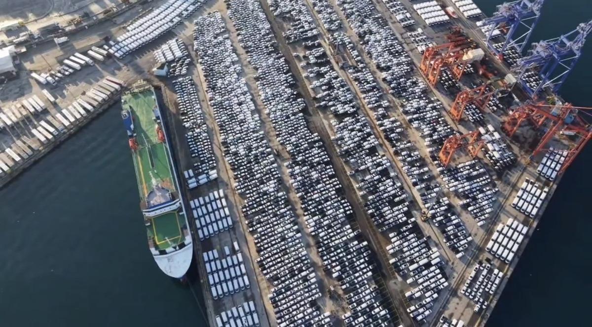 Dev araç filosu İstanbul da: Binlerce sıfır otomobil havadan görüntülendi 2