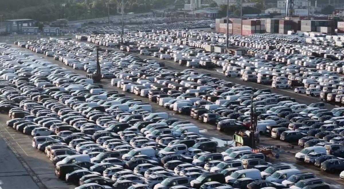 Dev araç filosu İstanbul da: Binlerce sıfır otomobil havadan görüntülendi 1