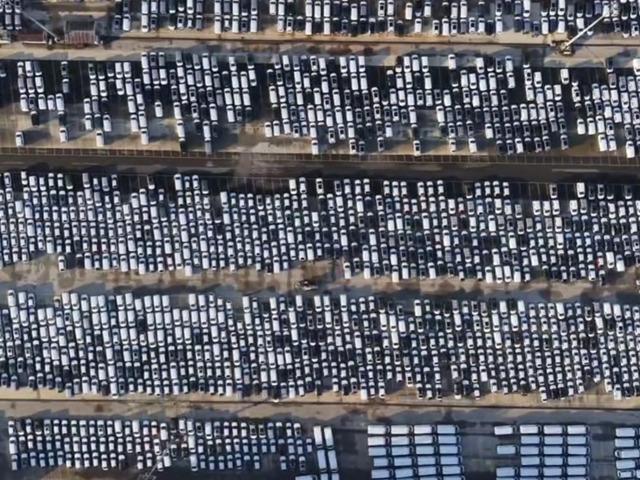 Dev ara&ccedil; filosu İstanbul'da: Binlerce sıfır otomobil havadan g&ouml;r&uuml;nt&uuml;lendi