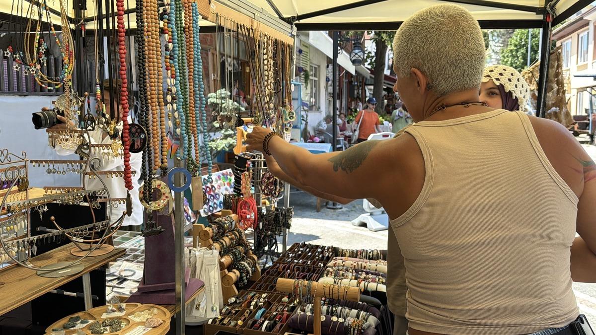 Emekli olunca hobisi mesleğe d&ouml;n&uuml;şt&uuml;: Pazardaki masadan d&uuml;kkana ge&ccedil;ti 1