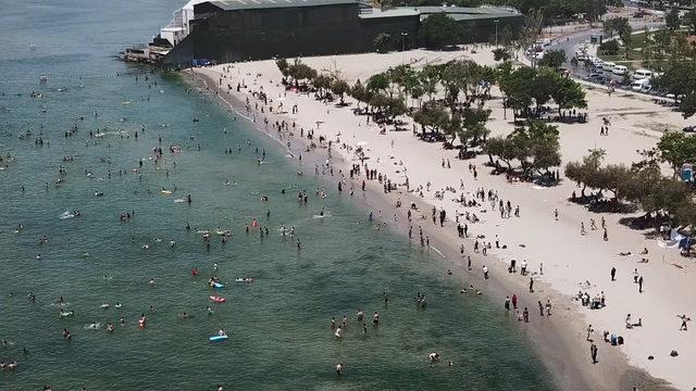 (Havadan fotoğrafla) - Bayramda plajlara akın ettiler