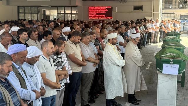 Serinlemek için girdikleri denizde can vermişlerdi! 4 kişi feryatlarla son yolculuğuna uğurlandı