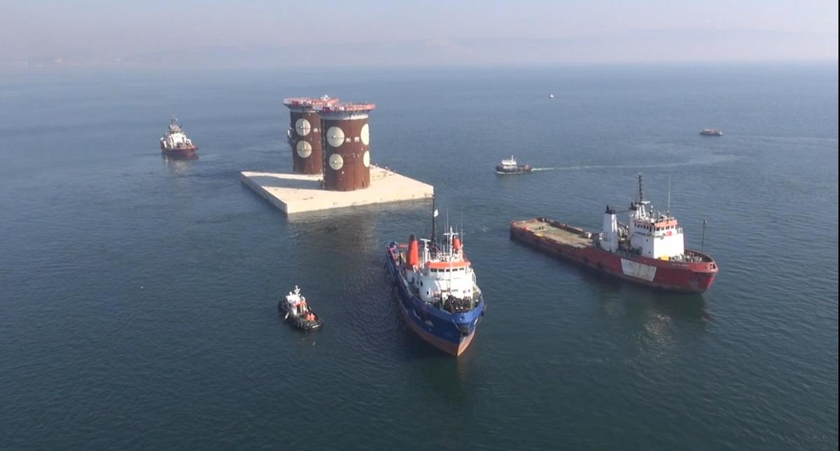 K&ouml;rfezin 40 metre altında dev operasyon: 5 katlı bina y&uuml;ksekliğinde 5