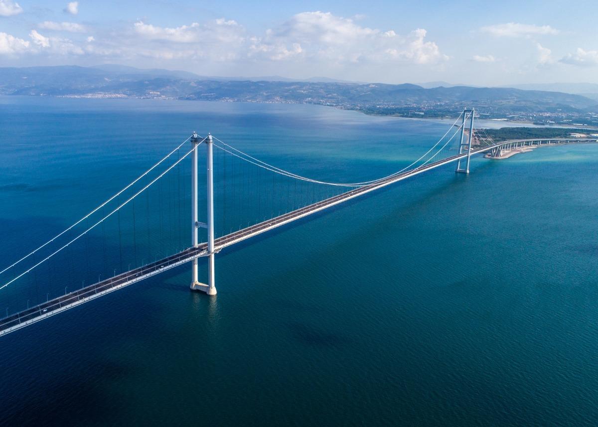 K&ouml;rfezin 40 metre altında dev operasyon: 5 katlı bina y&uuml;ksekliğinde 8