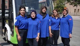 Elektrikli otob&uuml;slerin direksiyonuna kadın şof&ouml;rler ge&ccedil;ti