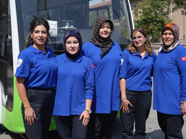 Elektrikli otob&uuml;slerin direksiyonuna kadın şof&ouml;rler ge&ccedil;ti