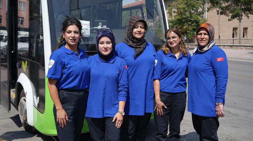 Elektrikli otob&uuml;slerin direksiyonuna kadın şof&ouml;rler ge&ccedil;ti