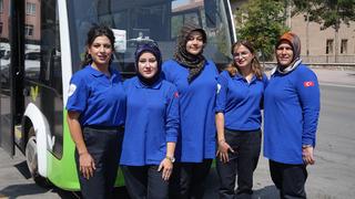Elektrikli otobüslerin direksiyonuna kadın şoförler geçti