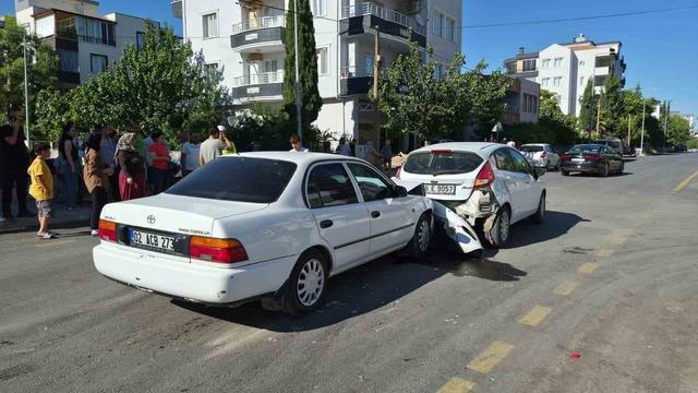 İki otomobil &ccedil;arpıştı: 1 yaralı 2